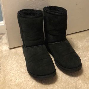 Short black UGG boots